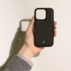 Étui rigide Sartorial pour Apple iPhone 16 Pro Étui rigide Sartorial pour Apple iPhone 16 Pro